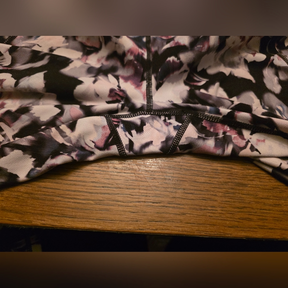 GAIAM Artistic Patterned Top with Dark Hues Sz. Medium - Picture 5 of 8